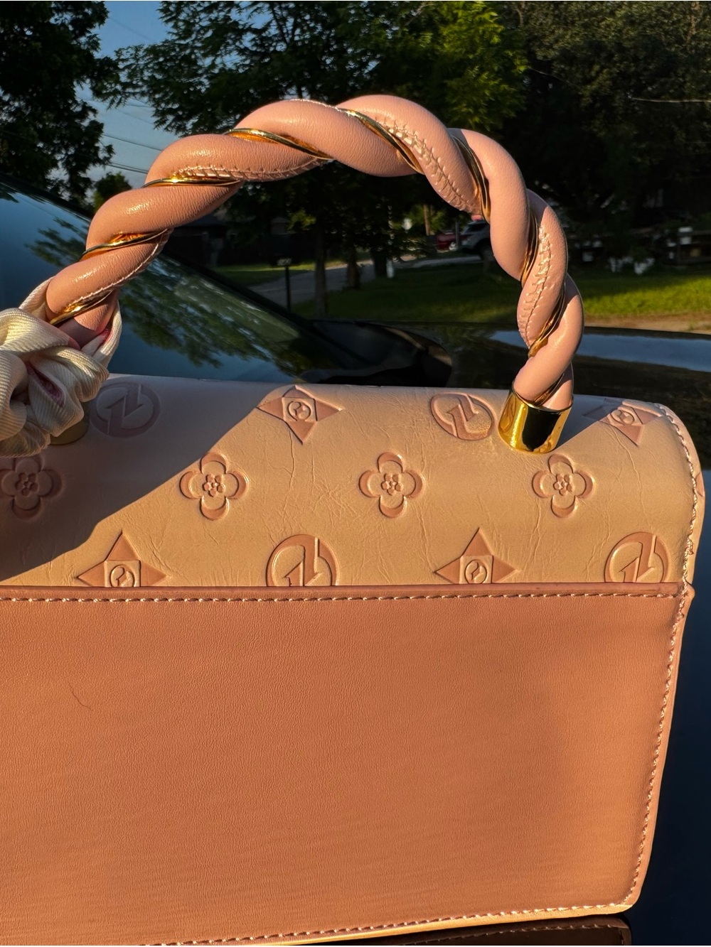 Elegant pale Pink Embossed Top-Handle Women’s Bag - Picture 4 of 6